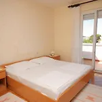 Apartman With Parking Space Palit, Rab - 4957 *