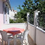 Apartman With Parking Space Palit, Rab - 4957