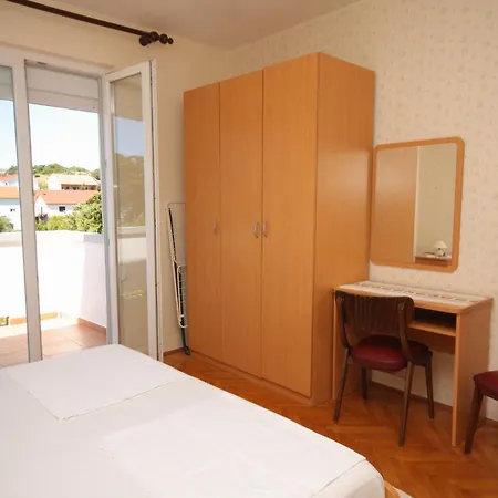 Apartman With Parking Space Palit, Rab - 4957